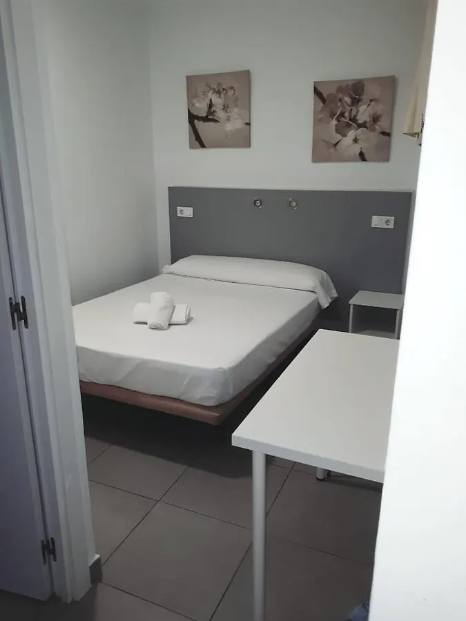 Hostal Bruselas Малага Хостел