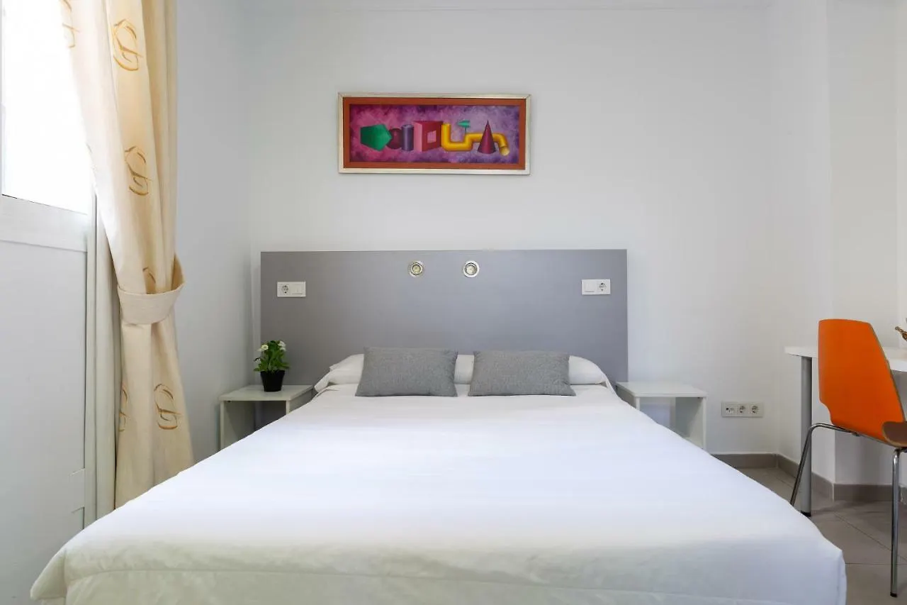 Hostal Bruselas Малага Хостел