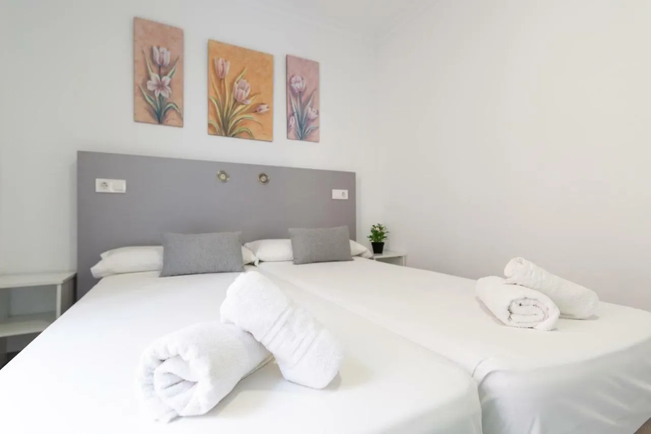 Hostal Bruselas Малага Хостел